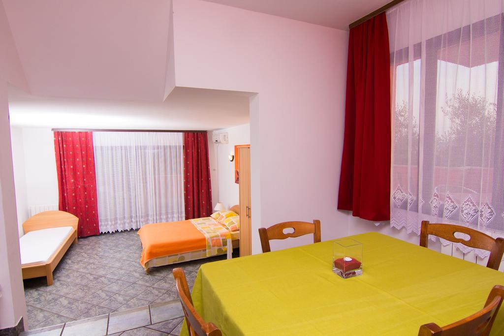 Apartmani Zuzic 크르크 객실 사진